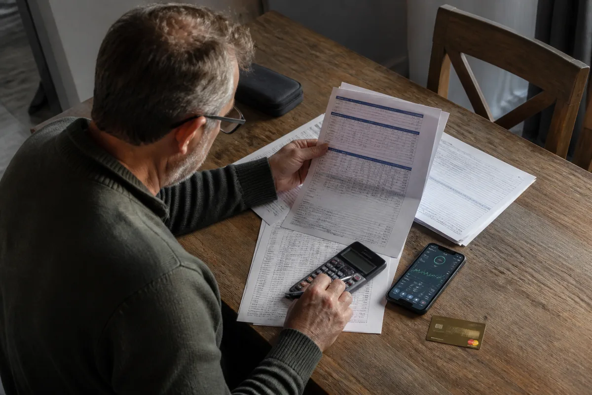 Documents tarifaires et calcul des frais pour choisir un courtier en ligne