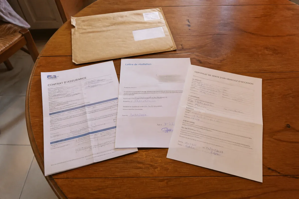 Lettre de résiliation d’assurance en France avec contrat et justificatifs sur une table