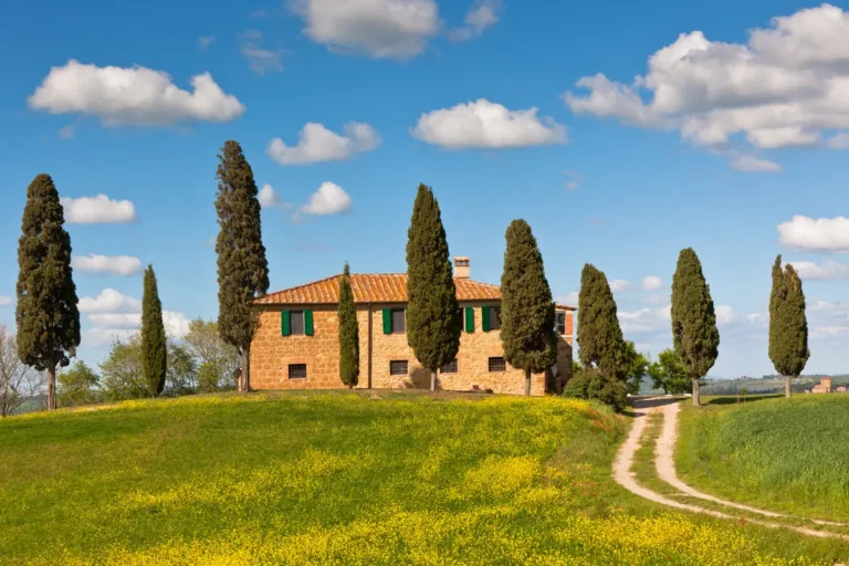 Villa de campagne entourée de prairies et de cyprès en Toscane