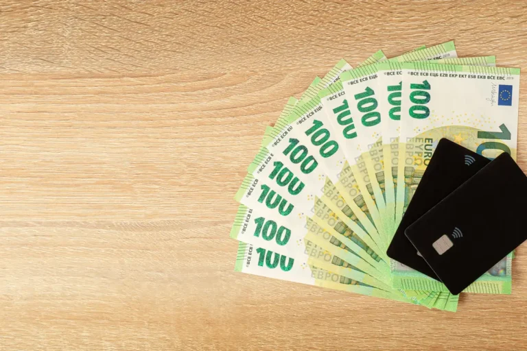 Billets en euros et cartes bancaires sans contact