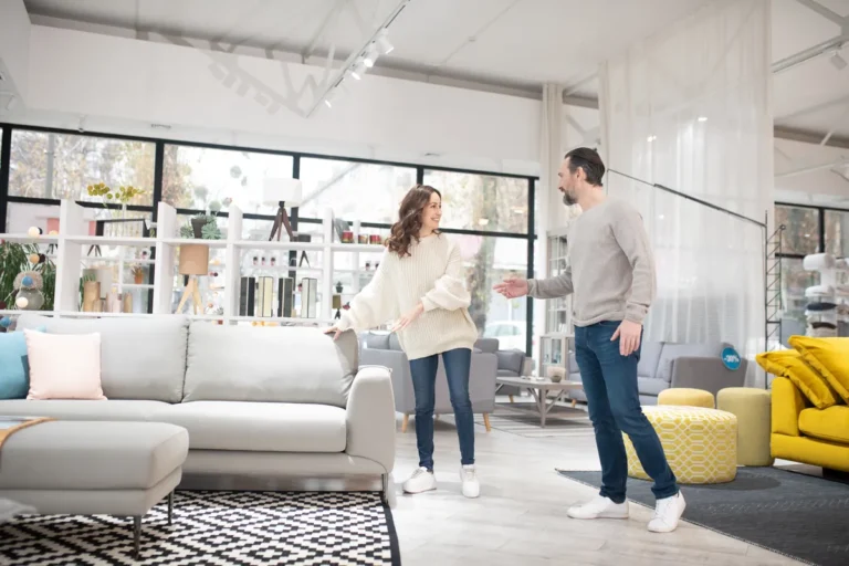 Couple choisissant des meubles dans un magasin