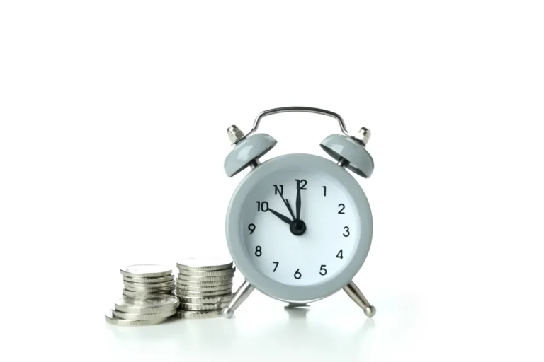 Horloge et piles de pièces, obtenir un crédit en 24 heures
