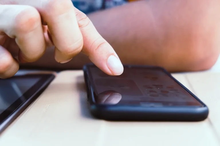 Doigt validant une demande sur l'écran d'un smartphone