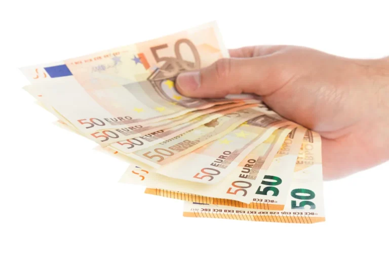 Main tenant des billets en euros en éventail