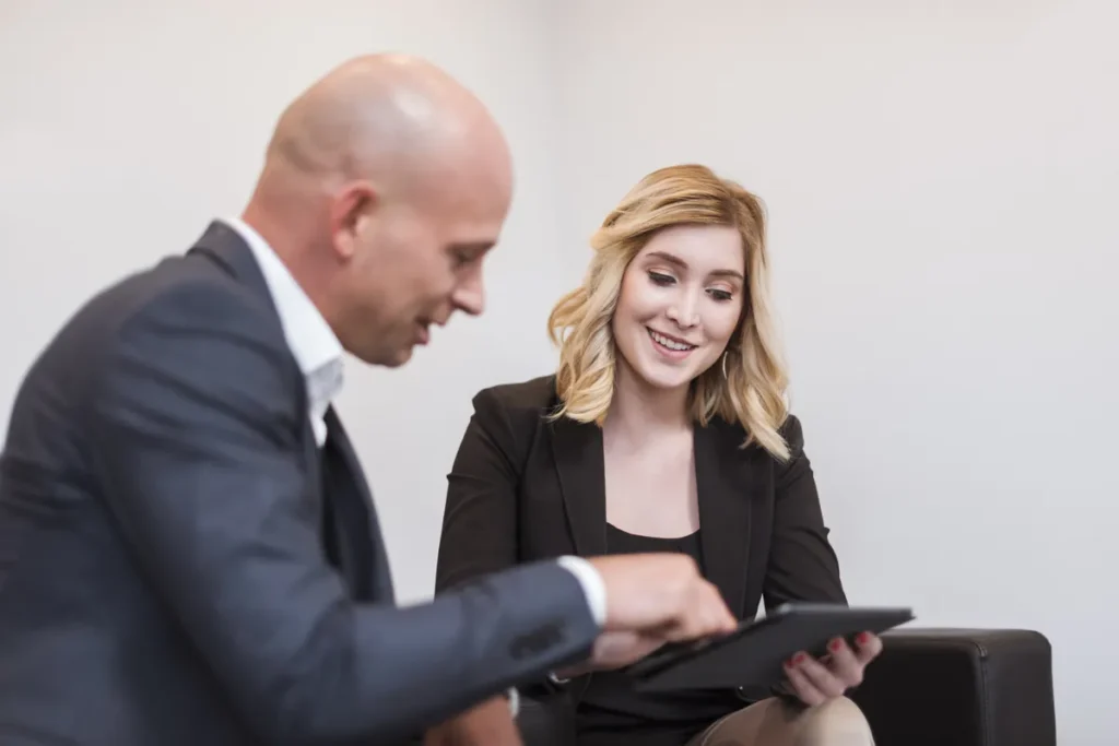 Femme et homme en rendez-vous de travail autour d'une tablette