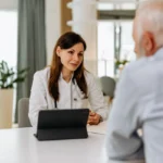 Médecin en consultation avec un patient senior dans son cabinet