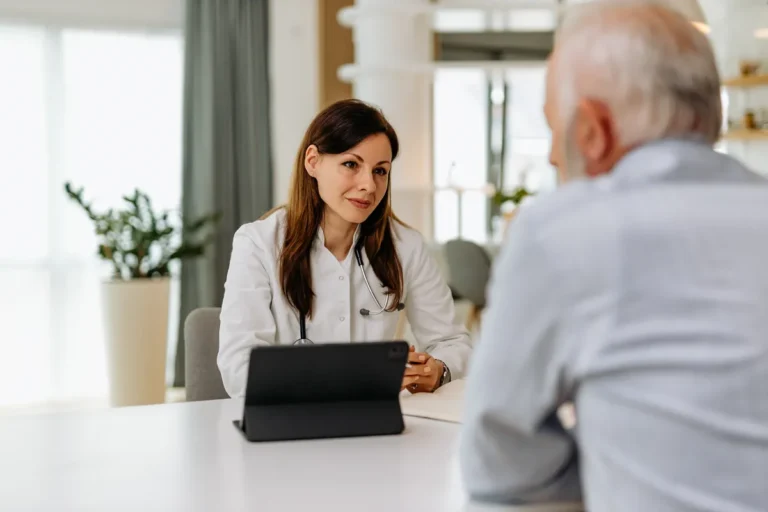 Médecin en consultation avec un patient senior dans son cabinet