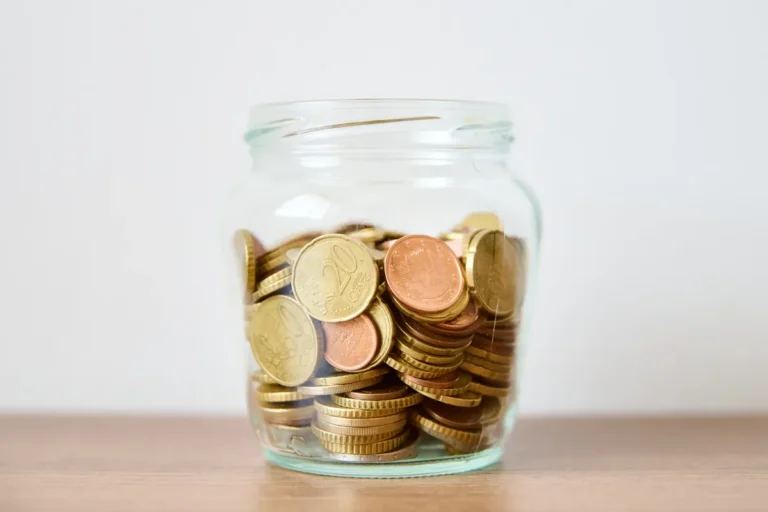 Bocal en verre rempli de pièces en euros