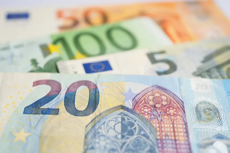 Billets de 5, 20, 50 et 100 euros en gros plan